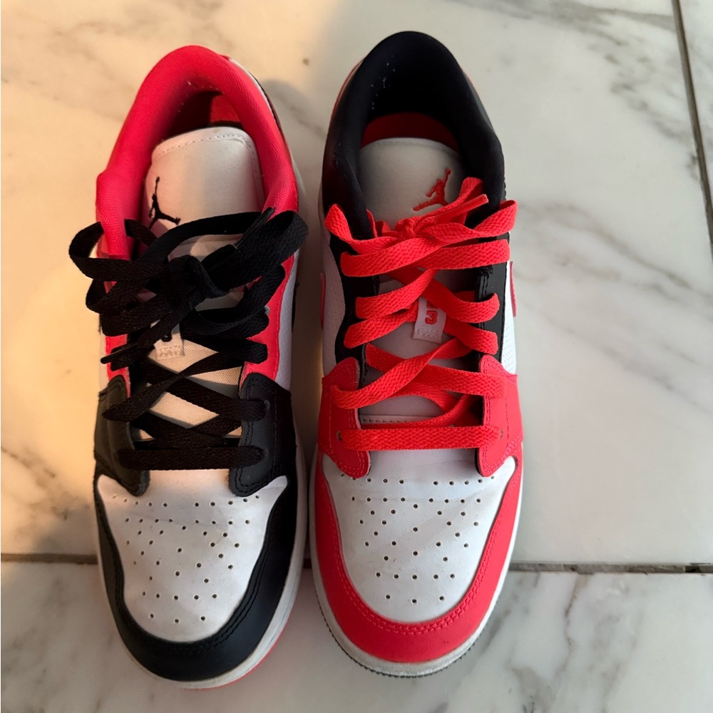 Nike Air Jordan boys size 7 Chicago mismatch black and neon red.